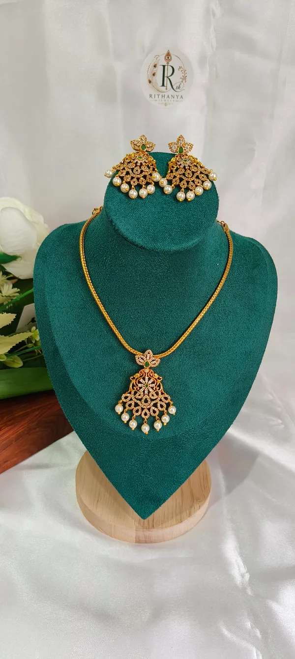 Floral_Necklace_with_Earrings