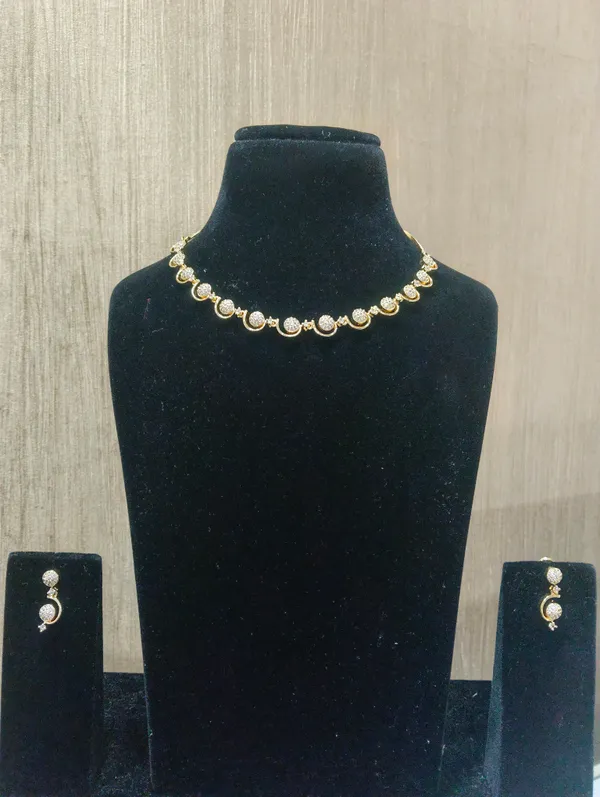 Single-Line_Choker_with_Drop_Earrings