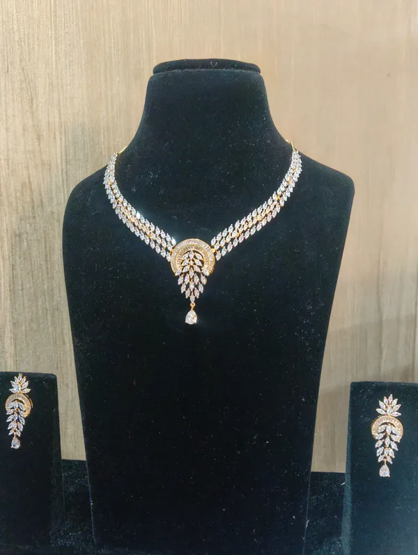 V-Shaped_AAA+_CZ_Teardrop_Choker_Set