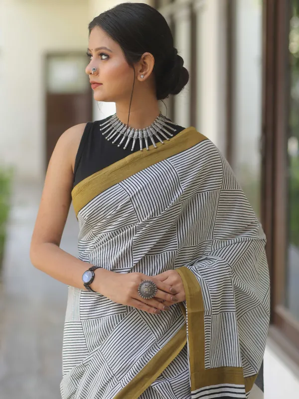 Black_And_White_Geometric_Printed_Saree_For_Women