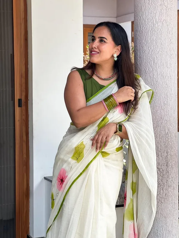 Cream_Cotton_Floral_Print_Saree_For_Women