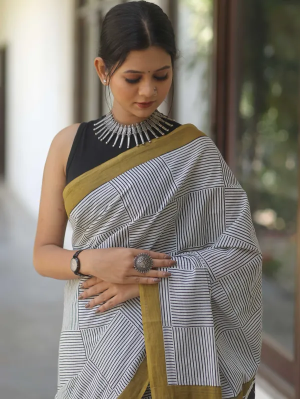 Black_And_White_Geometric_Printed_Saree_For_Women