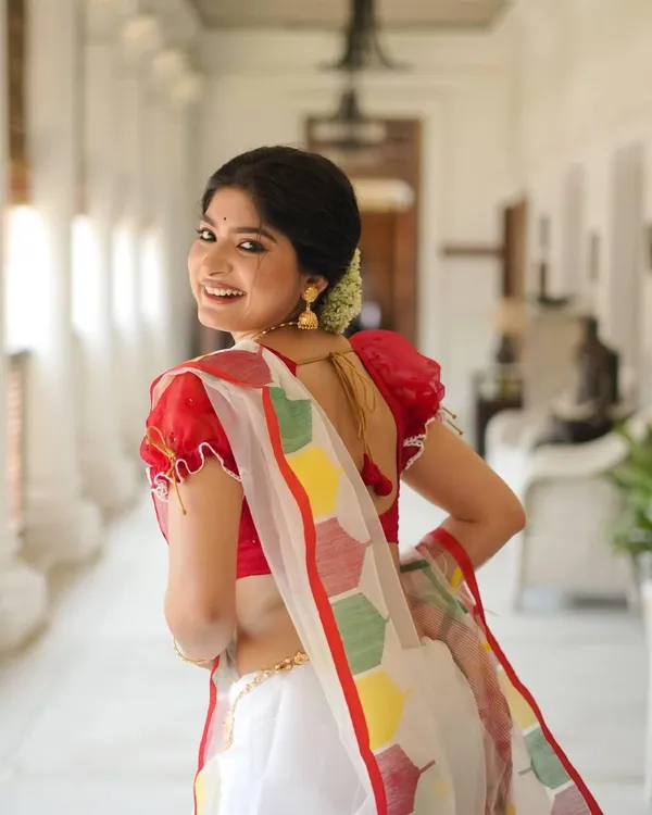 White_Multicolor_Geometric_Print_Saree_For_Women