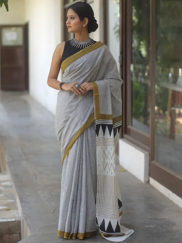 Black_And_White_Geometric_Printed_Saree_For_Women