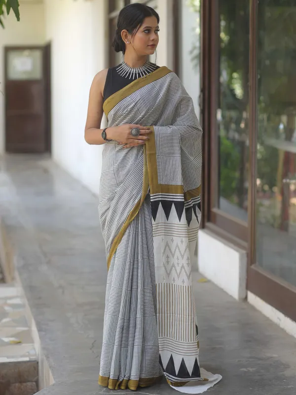 Black_And_White_Geometric_Printed_Saree_For_Women