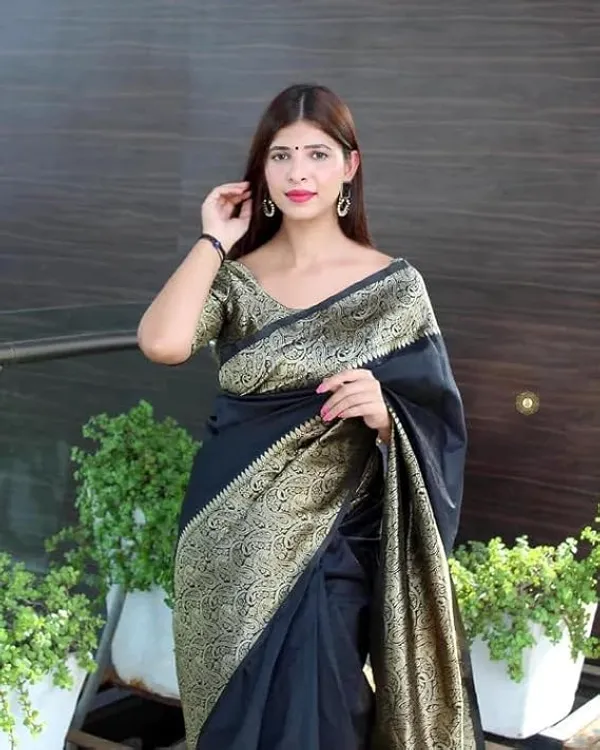 Black_Gold_Patterned_Saree_For_Women
