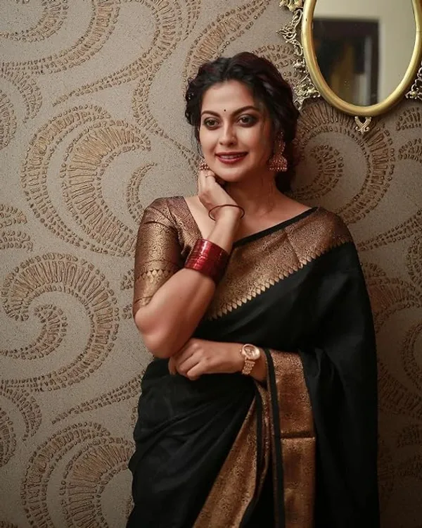 Black_Gold_Patterned_Saree_For_Women