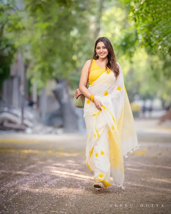 White_Printed_Saree_With_Yellow_Border_For_Women