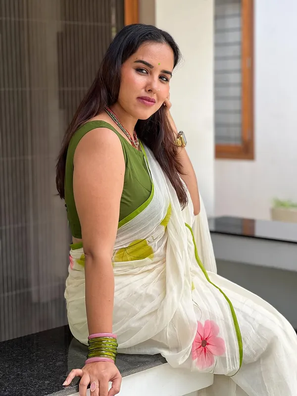 Cream_Cotton_Floral_Print_Saree_For_Women