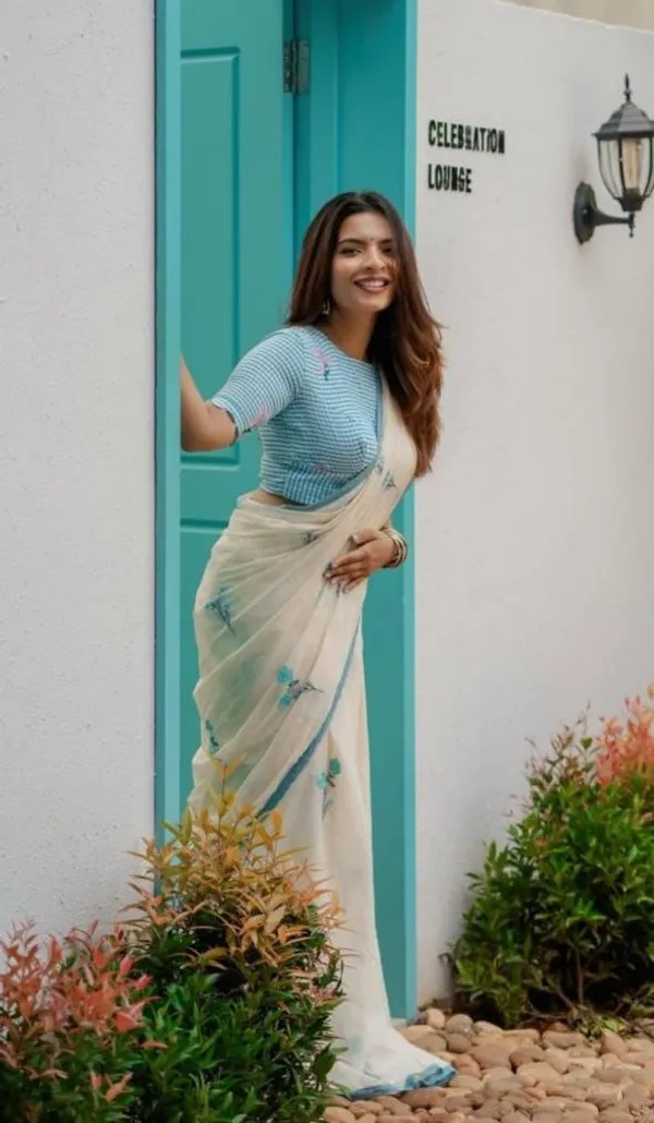 Cream_Floral_Print_Saree_For_Women