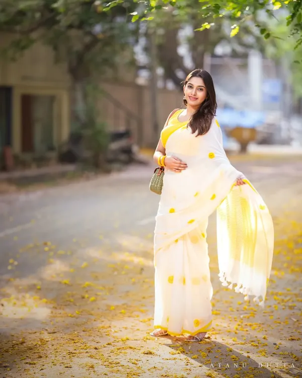 White_Printed_Saree_With_Yellow_Border_For_Women