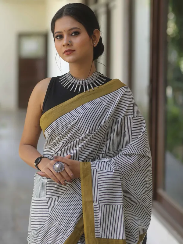 Black_And_White_Geometric_Printed_Saree_For_Women