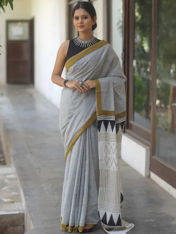 Black_And_White_Geometric_Printed_Saree_For_Women