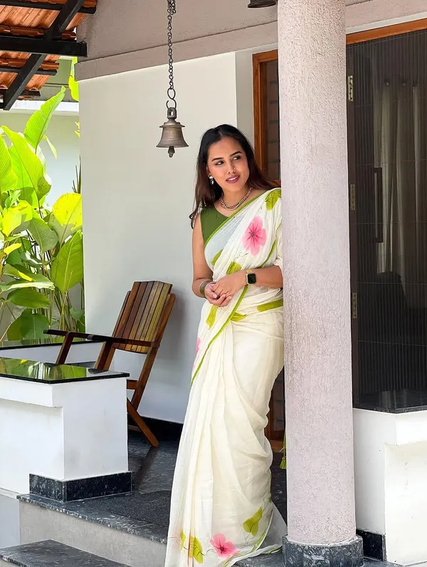 Cream_Cotton_Floral_Print_Saree_For_Women