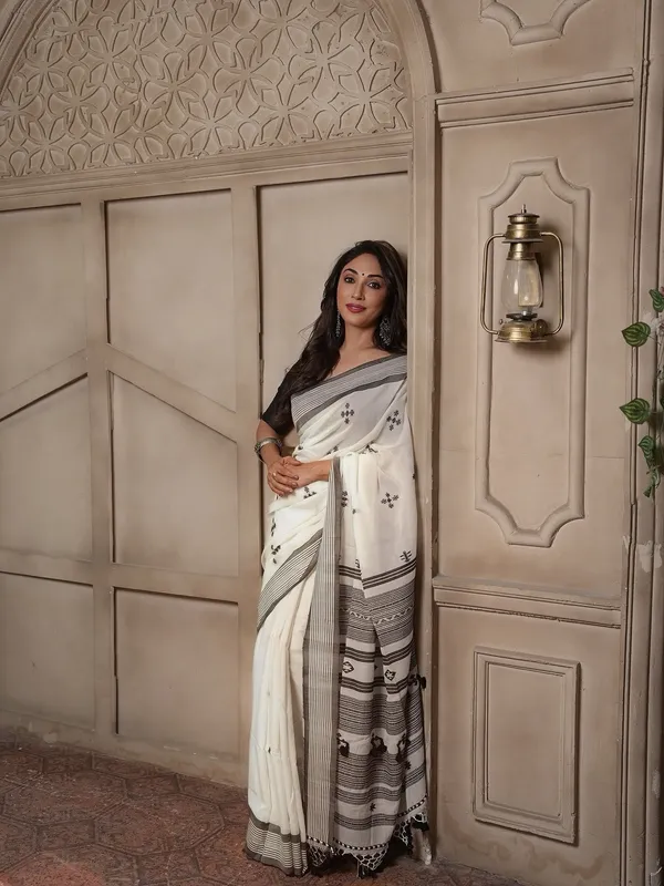 Cream_Striped_Printed_Saree_For_Women