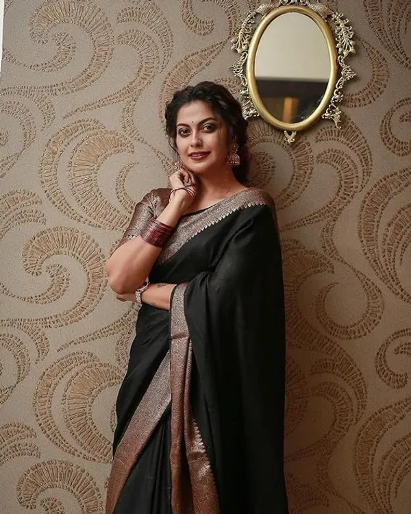 Black_Gold_Patterned_Saree_For_Women
