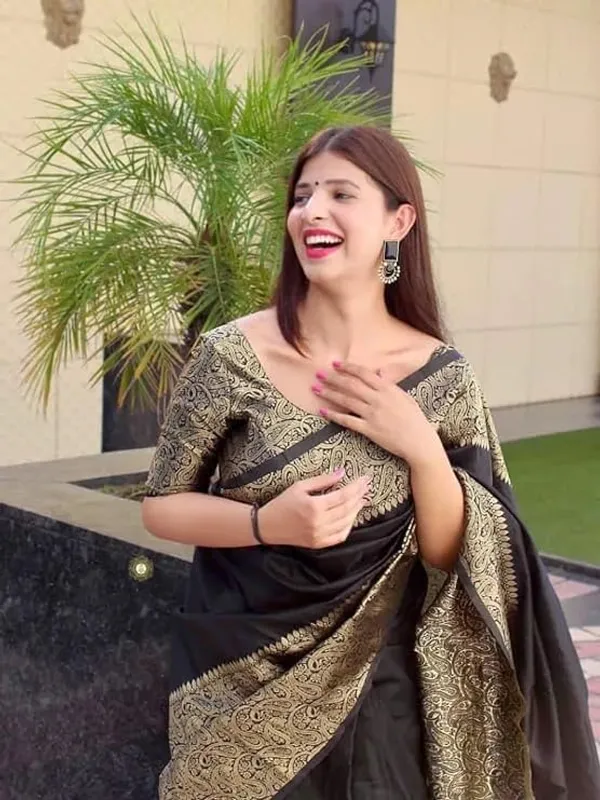Black_Gold_Patterned_Saree_For_Women