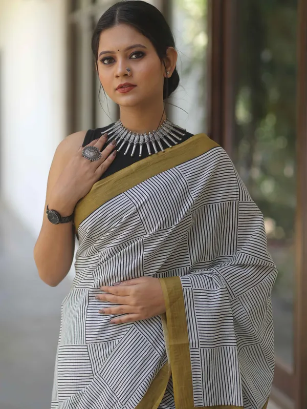 Black_And_White_Geometric_Printed_Saree_For_Women