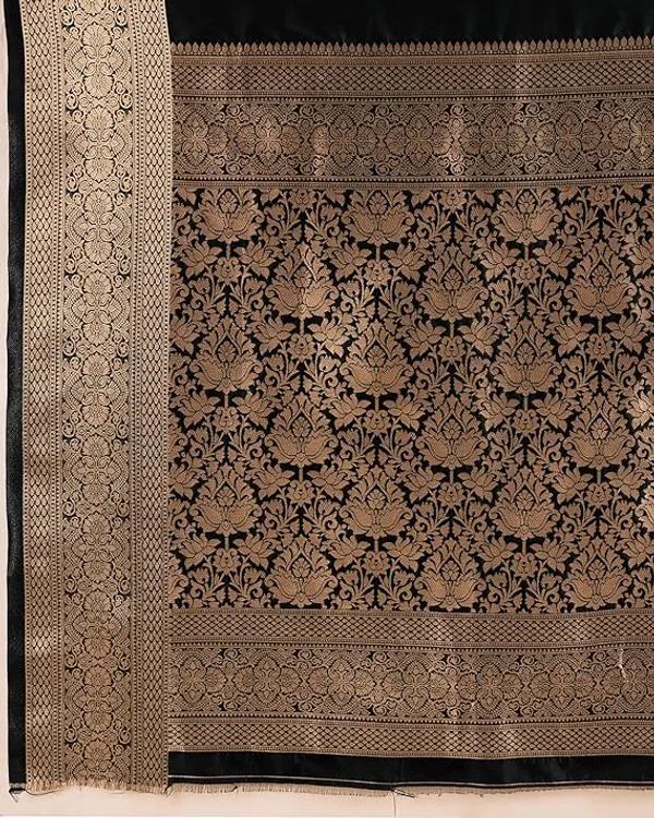 Black_Gold_Border_Woven_Saree_For_Women