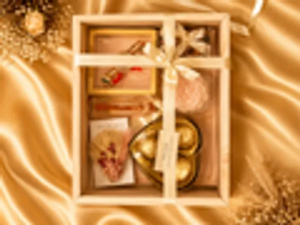 Shaalik_The_Essence_Rakhi_Hamper_Rakhi_Candle_Chocolates_12ml_Perfume_In_A_Pine_Box