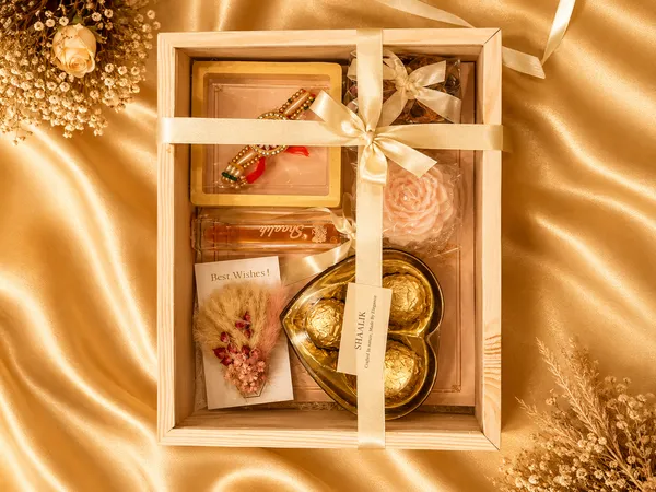 Shaalik_The_Essence_Rakhi_Hamper_Rakhi_Candle_Chocolates_12ml_Perfume_In_A_Pine_Box