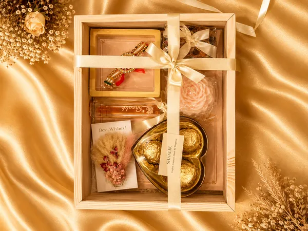Shaalik_The_Essence_Rakhi_Hamper_Rakhi_Candle_Chocolates_12ml_Perfume_In_A_Pine_Box