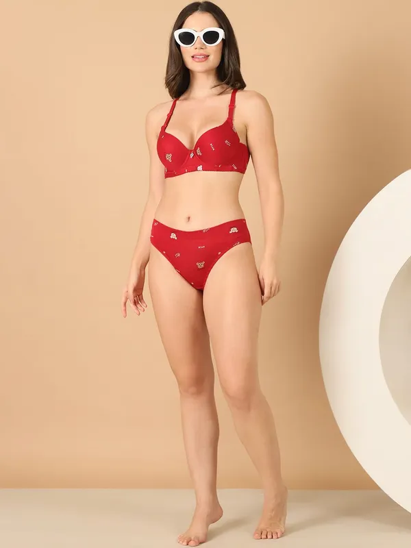 PrettySecret_bra_with_matching_panty_lingerie_set_is_features_padded_bra