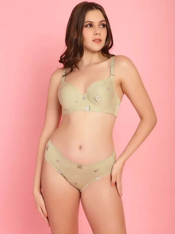PrettySecret_bra_with_matching_panty_lingerie_set_is_features_padded_bra