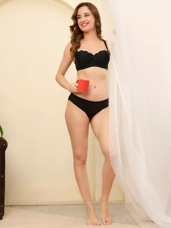 PrettySecret_Women_Underwire_Lighly_Padded_T-Shirt_Bra_Panty_Set_With_Scalloped_Neckline.