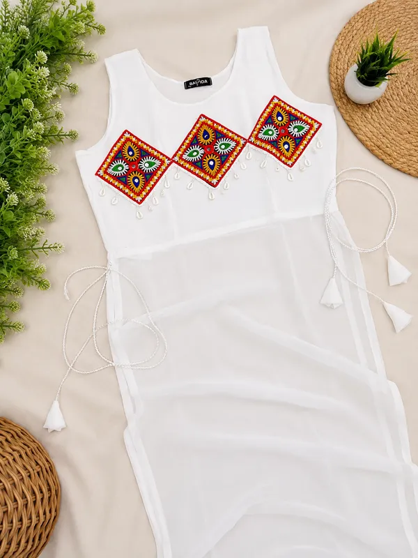 White_Embroidered_Georgette_Kurti