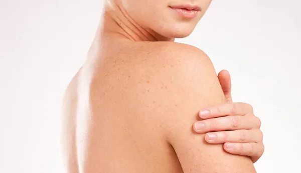 Freshluxe_Wood_Myst_Vitamin_C_Sandalwood_Brightening_Shower_Gel