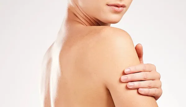 Freshluxe_Valley_Whisper_Lactic_Acid_Lily_Brightening_Shower_Gel