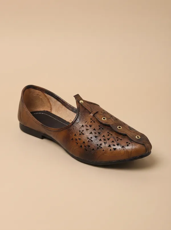ORION_Ethnic_shoe