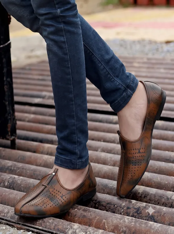 ARROW_Ethnic_shoe