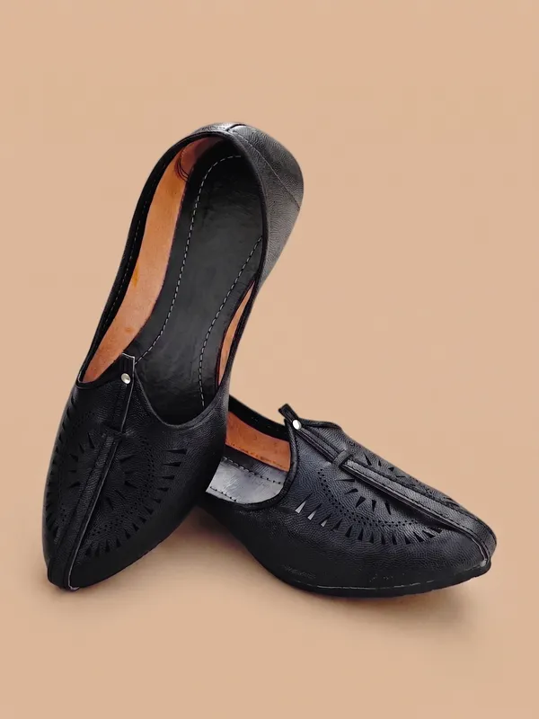 SOLEIL_Ethnic_shoe