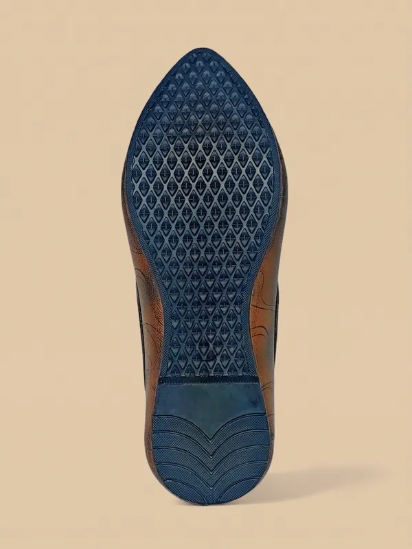ORION_Ethnic_shoe