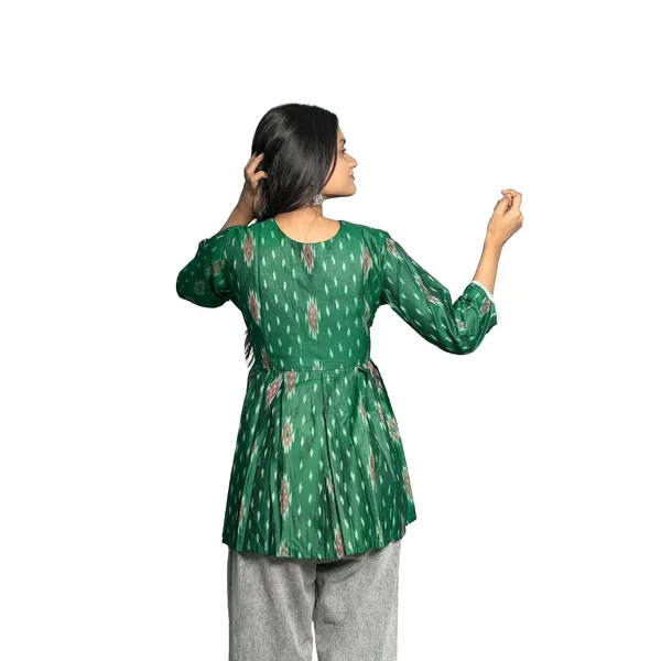 Women_S_Cotton_V_Neck_Kurti_With_3_4_Sleeves
