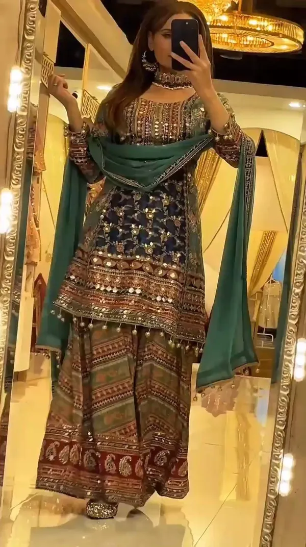 Green_Georgette_Embroidered_Ethnic_Kurta_Set_For_Women