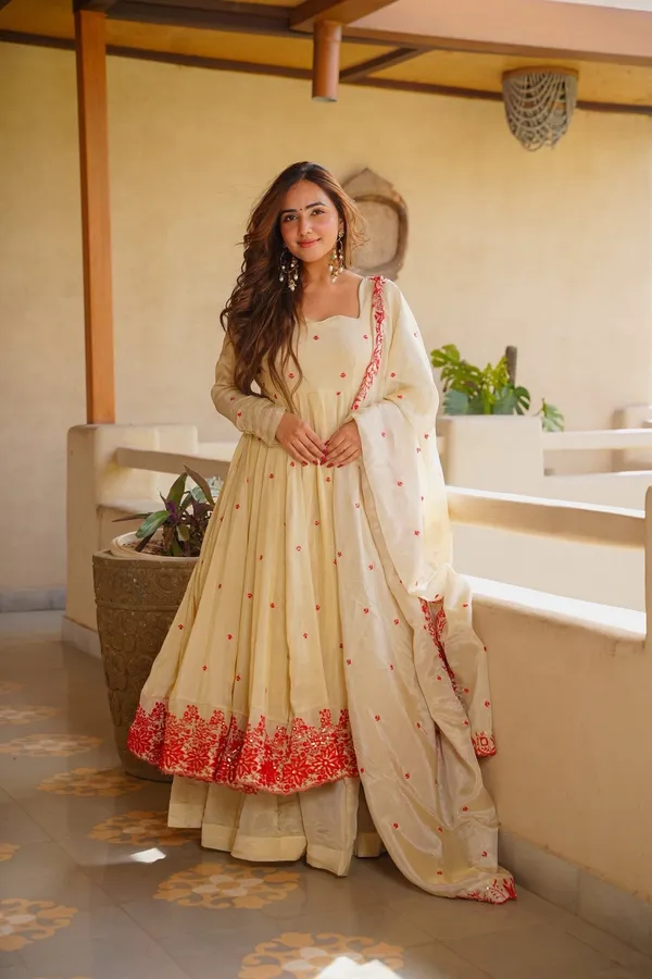 Cream_Georgette_Embroidered_Anarkali_Dress_Set_For_Women