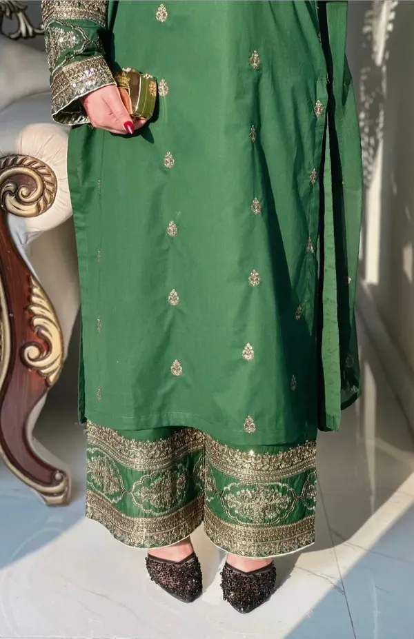 Green_Georgette_Embroidered_Straight_Kurta_With_Dupatta_For_Women