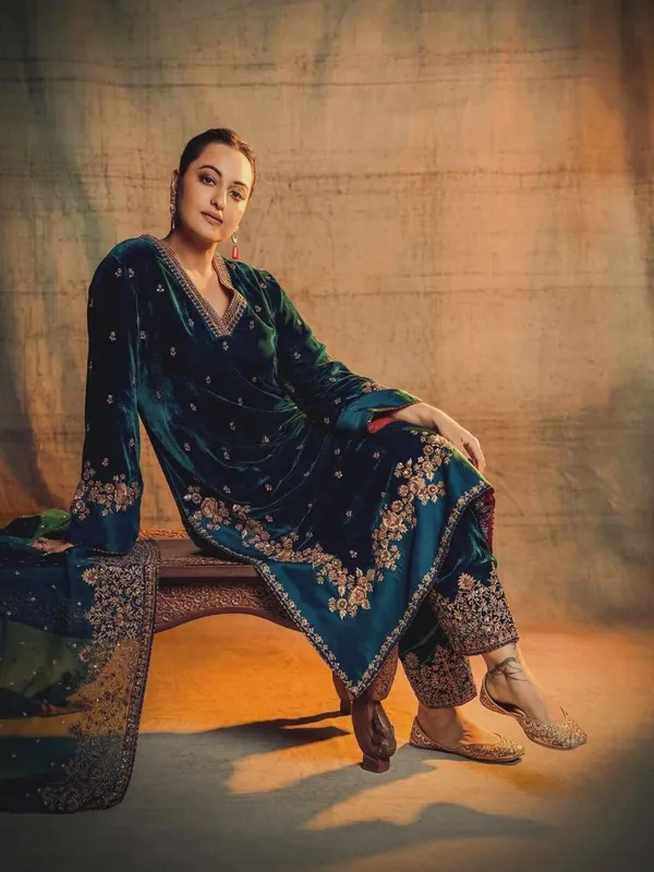 Teal_Georgette_Embroidered_Ethnic_Kurta_Set_For_Women