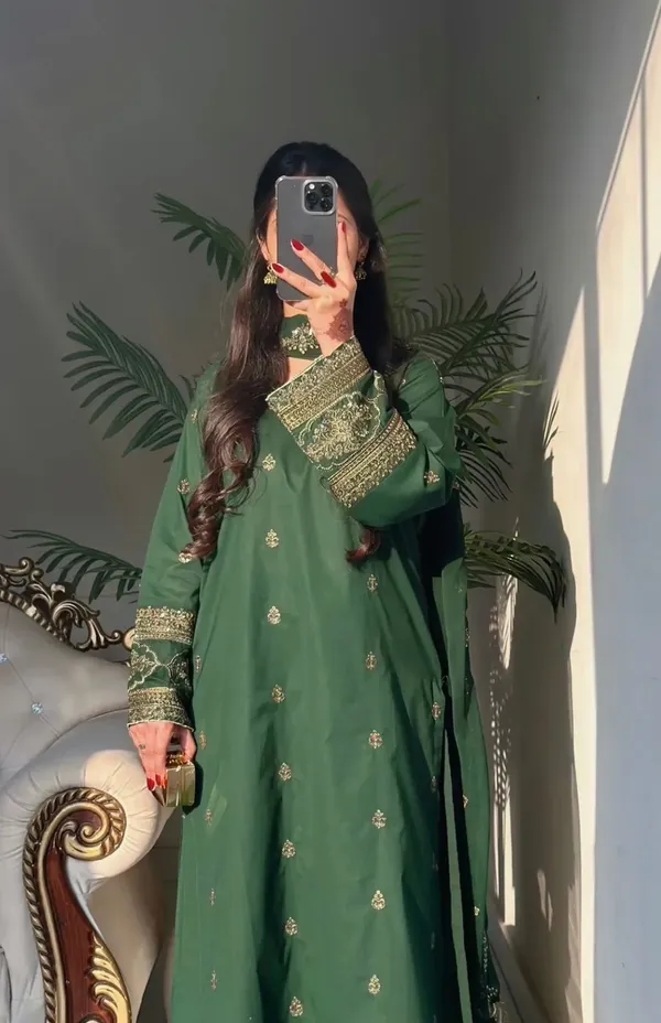 Green_Georgette_Embroidered_Straight_Kurta_With_Dupatta_For_Women