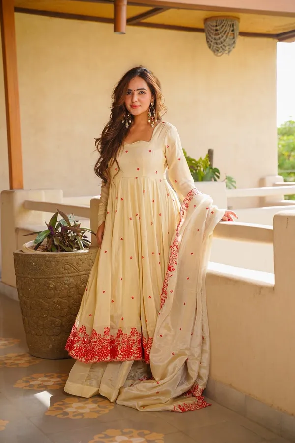 Cream_Georgette_Embroidered_Anarkali_Dress_Set_For_Women