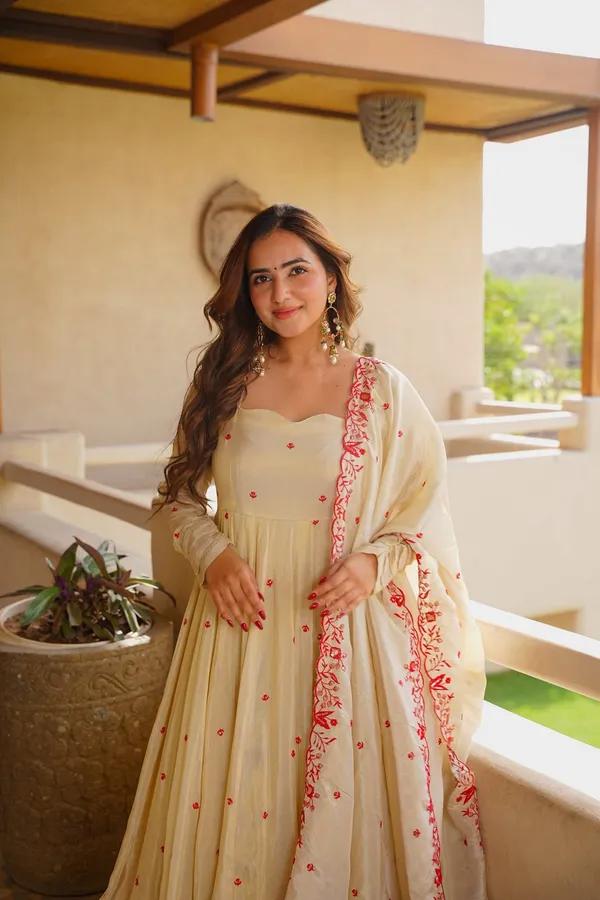 Cream_Georgette_Embroidered_Anarkali_Dress_Set_For_Women