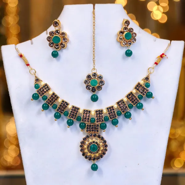 Gold_Green_Stone_Floral_Pendant_Jewellery_Set_For_Women