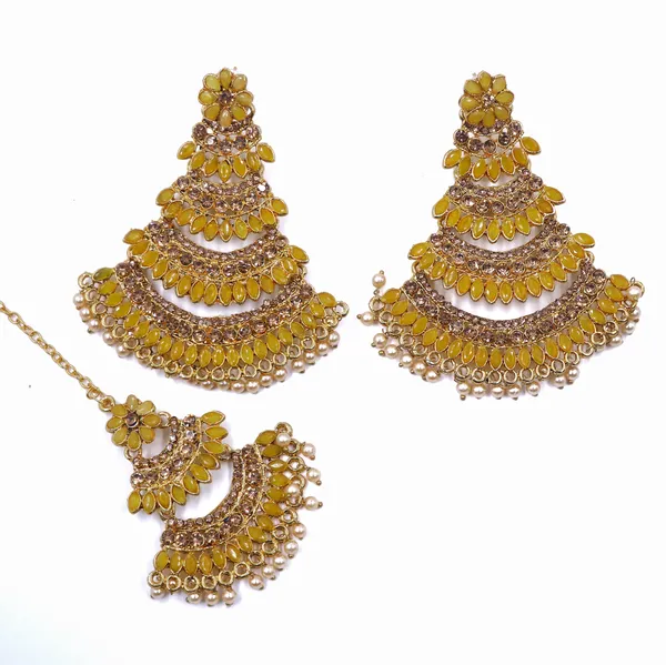 Gold_Tone_Kundan_Jhumka_Earrings_And_Maang_Tikka_Set_For_Women