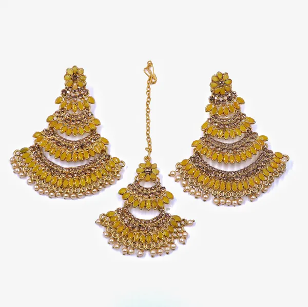 Gold_Tone_Kundan_Jhumka_Earrings_And_Maang_Tikka_Set_For_Women