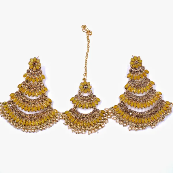 Gold_Tone_Kundan_Jhumka_Earrings_And_Maang_Tikka_Set_For_Women