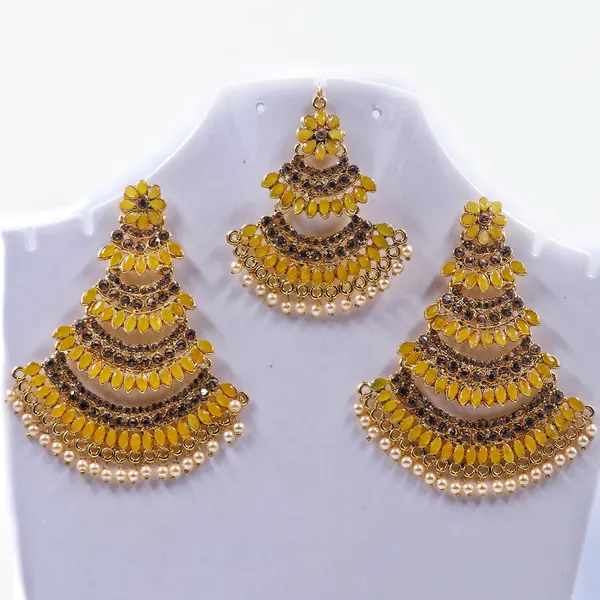 Gold_Tone_Kundan_Jhumka_Earrings_And_Maang_Tikka_Set_For_Women