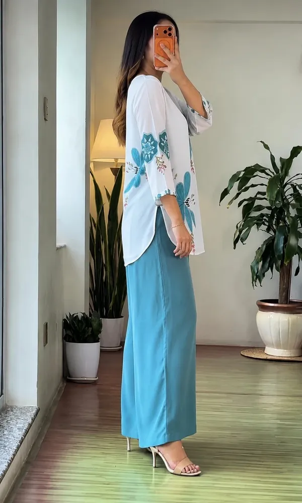 Elegant_White_Floral_Printed_V-Neck_Short_Kurta_/_Tunic